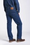 Vista posterior de jean clásico de color azul con dos bolsillos de marca lee