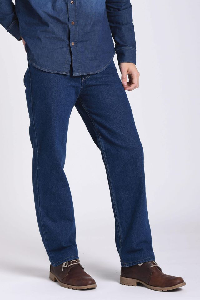 Vista frontal de jean clásico de color azul con bolsillos de marca lee