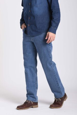 Vista frontal de jean clásico de color azul de marca lee