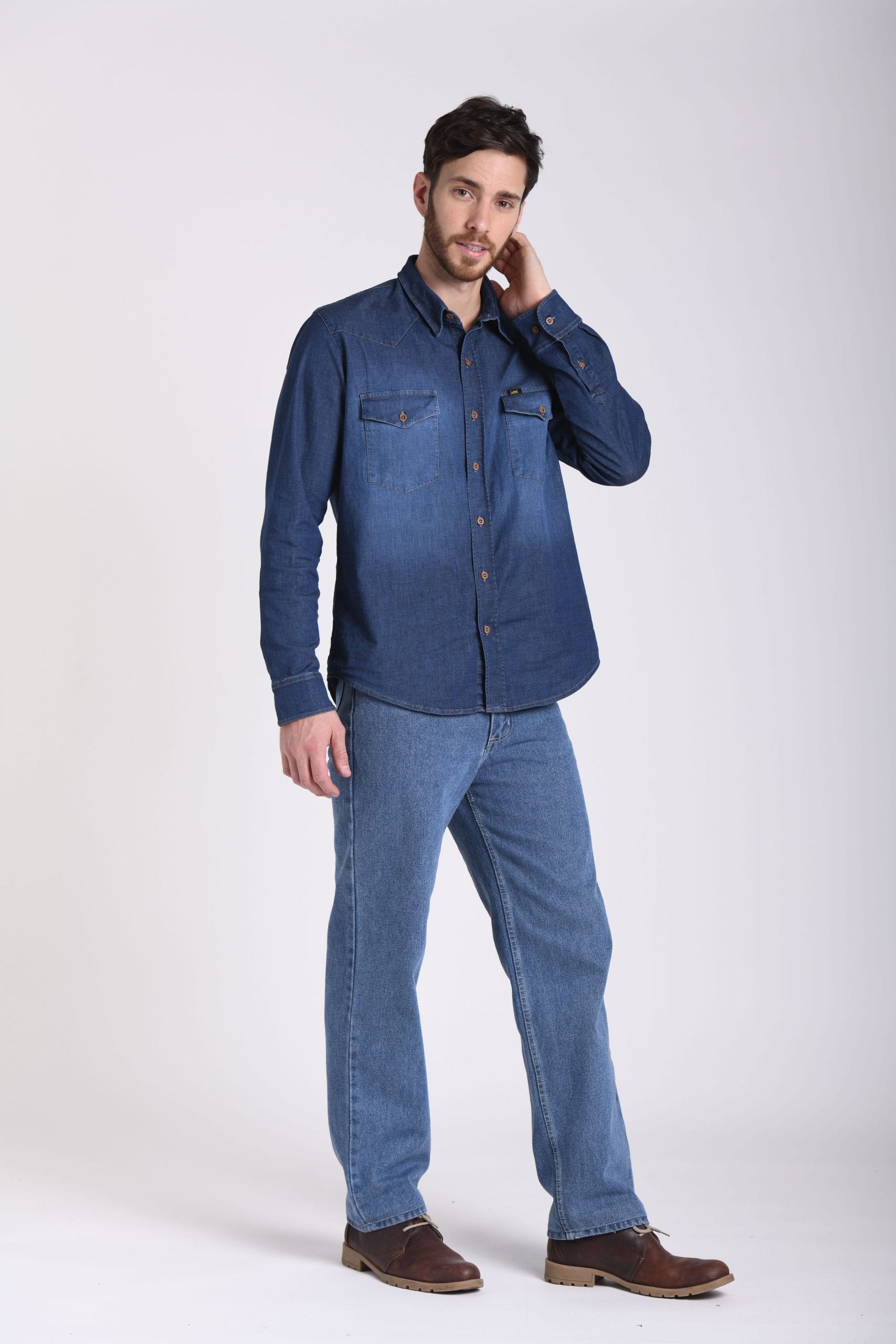 Vista frontal de jean clásico de color azul de marca lee