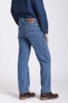 Vista posterior de jean clásico de color azul de marca lee