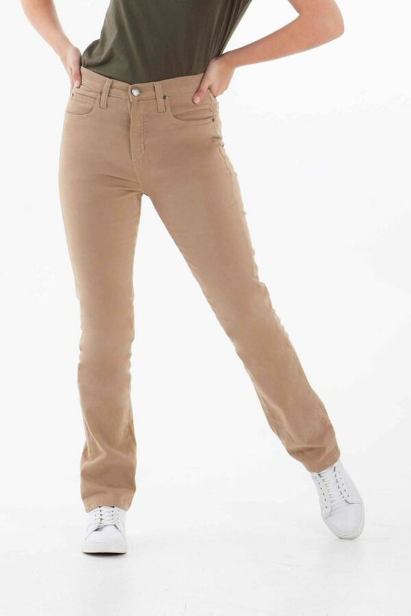 Vista frontal de pantalón de color caqui con bolsillos de marca lee