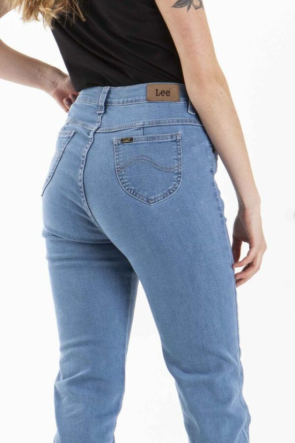 Vista posterior de jean color azul con dos bolsillos de marca lee
