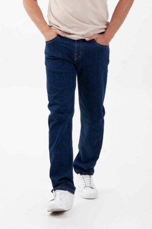 Vista frontal de jean color azul con bolsillos de marca lee