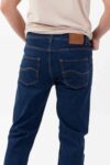 Vista posterior de jean color azul con bolsillos de marca lee