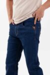 Vista lateral de jean color azul con bolsillos de marca lee