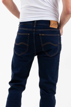 Vista posterior de jean color azul con dos bolsillos de marca lee