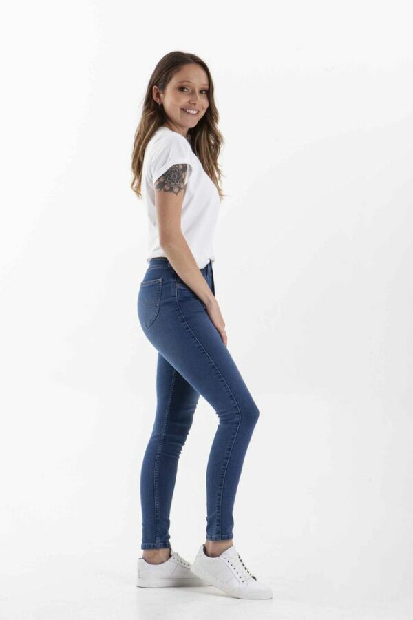 Vista lateral de jean color azul de marca lee