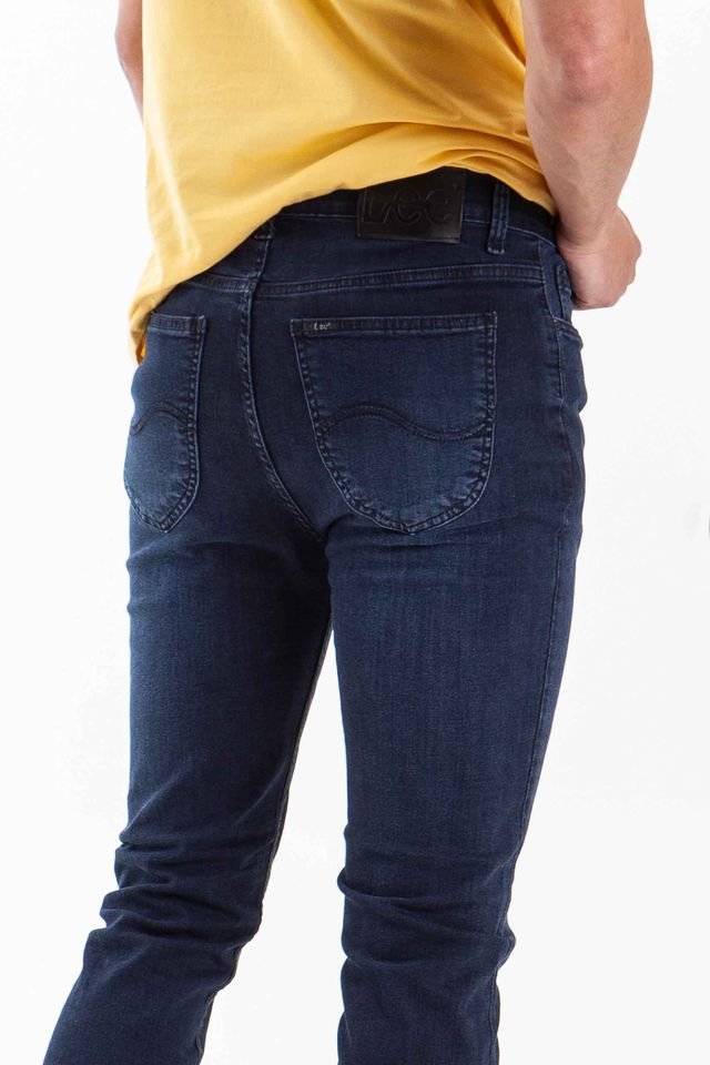 Vista posterior de pantalón de color petróleo con dos bolsillos de marca lee