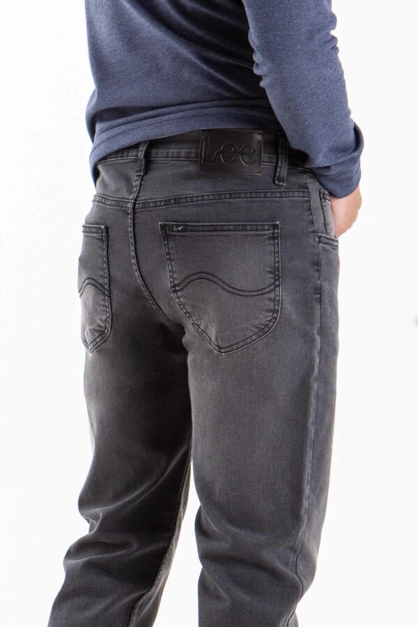 Vista posterior de pantalón de color gris con dos bolsillos de marca lee