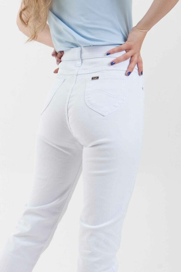 Vista posterior de pantalón de color blanco de marca lee