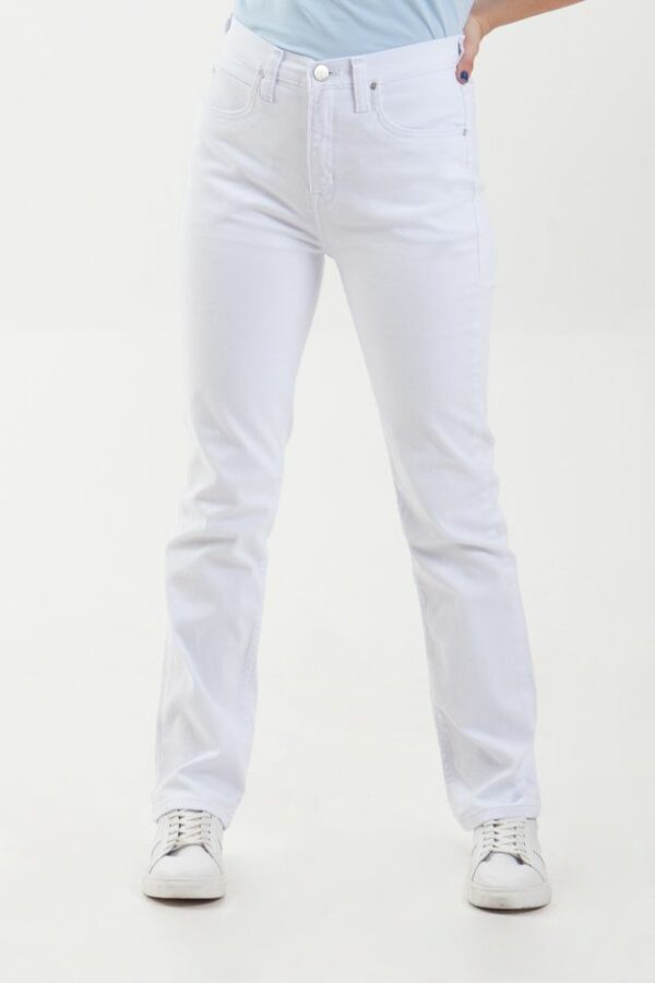 Vista frontal de pantalón de color blanco de marca lee