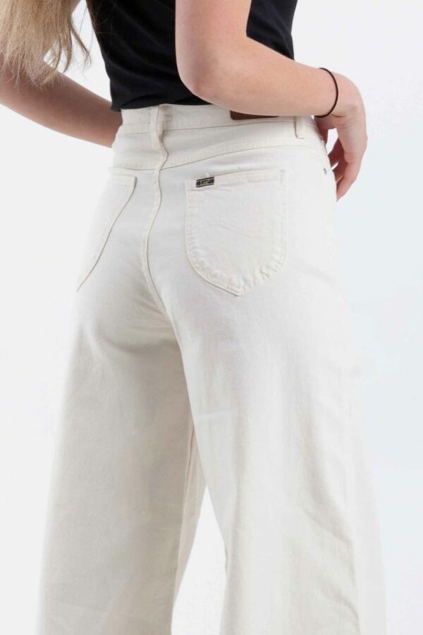 Vista posterior de pantalón de color crudo con dos bolsillos de marca lee