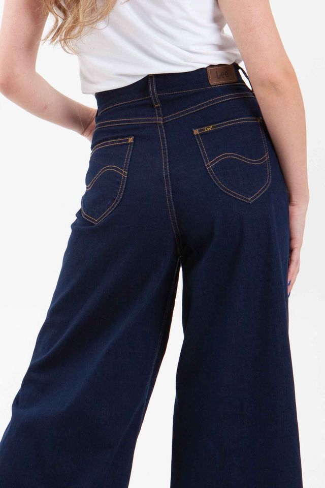 Vista posterior de pantalón de pierna super ancha de color azul con bolsillos de marca lee