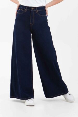 Vista frontal de pantalón de pierna super ancha de color azul con bolsillos de marca lee