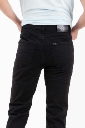 Vista posterior de pantalón de color negro con bolsillos de marca lee