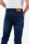 Vista posterior de pantalón de color azul con bolsillos de marca lee