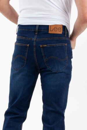 Vista posterior de pantalón de color azul con bolsillos de marca lee