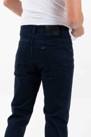 Vista posterior de pantalón de color petrol con dos bolsillos de marca lee