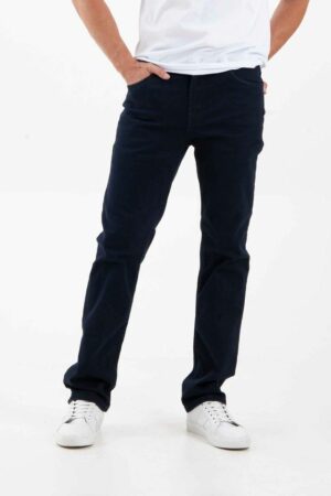 Vista frontal de pantalón de color petrol con bolsillos de marca lee