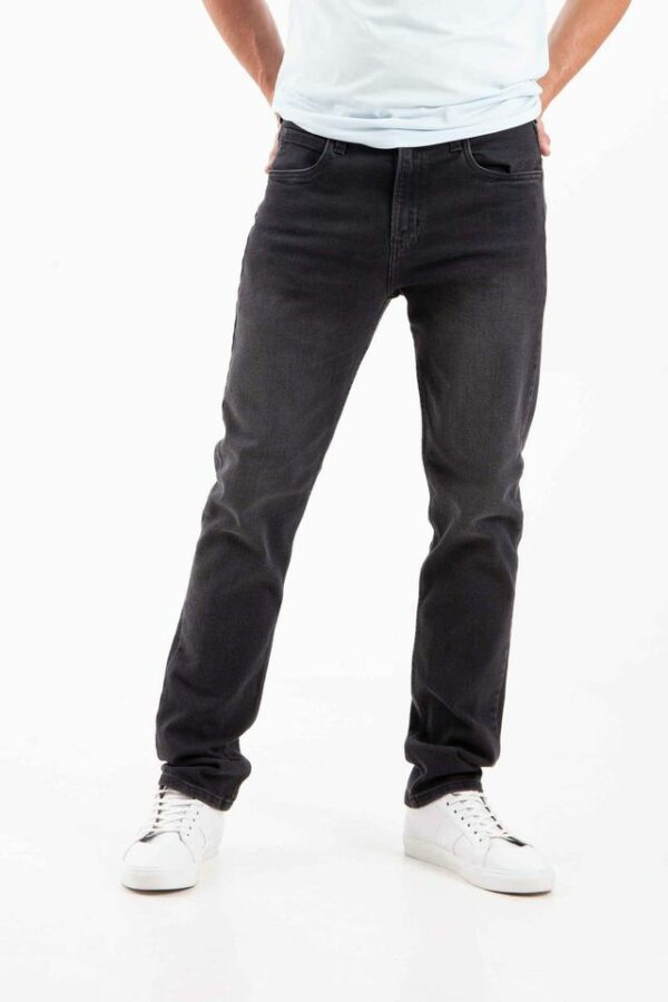 Vista frontal de pantalón de color grafito con bolsillos de marca lee