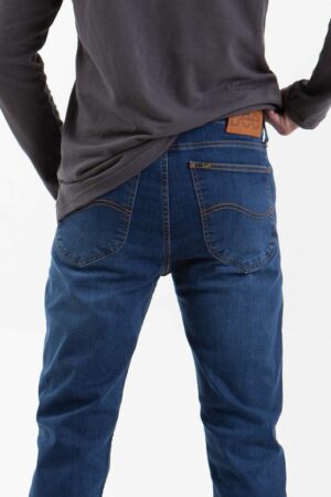 Vista posterior de pantalón de azul con dos bolsillos de marca lee