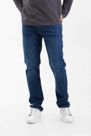 Vista frontal de pantalón de azul con bolsillos de marca lee