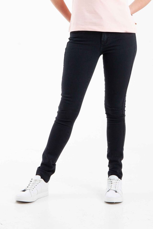 Vista frontal de pantalón de color negro con dos bolsillos de marca lee