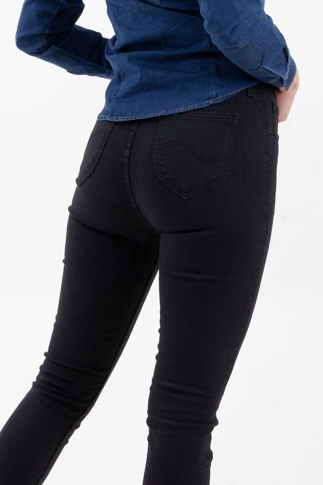 Vista posterior de pantalón de color negro con dos bolsillos de marca lee