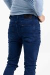 Vista posterior de pantalón de color azul de de marca lee