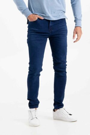 Vista frontal de pantalón de color azul de de marca lee