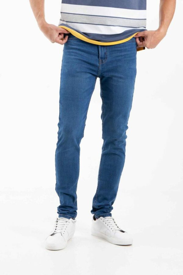 Vista frontal de pantalón de color azul de marca lee