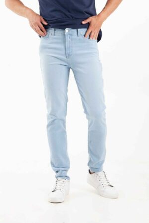 Vista frontal de pantalón de color celeste con bolsillos de marca lee