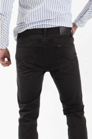 Vista posterior de pantalón color grafito de marca lee