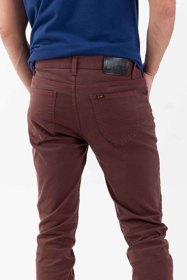 Vista posterior de pantalón color canela con dos bolsillos de marca lee
