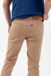 Vista posterior de pantalón color caqui con dos bolsillos de marca lee