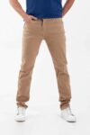 Vista frontal de pantalón color caqui con bolsillos de marca lee
