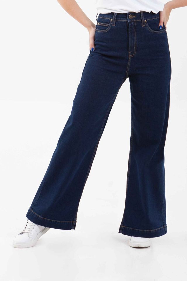 Vista frontal de pantalón de pierna ancha de color azul con bolsillos de marca lee