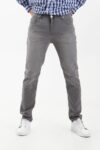 Vista frontal de pantalón de color gris con bolsillos de marca lee