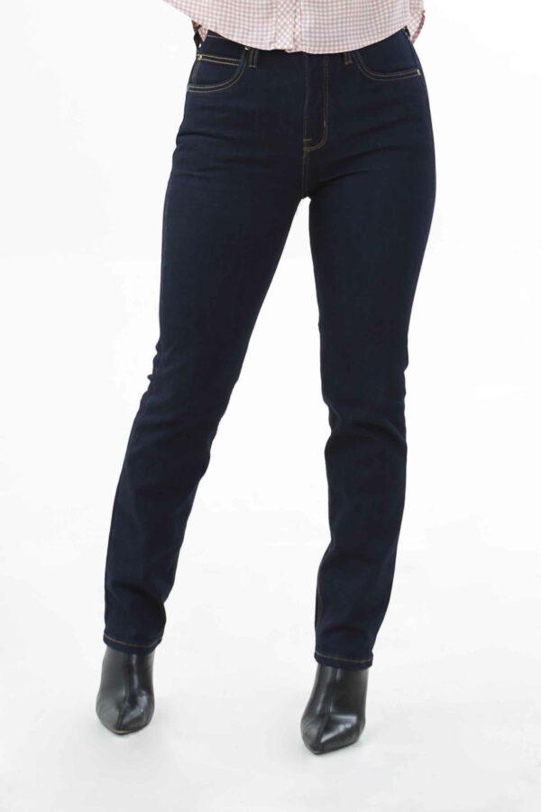 Vista frontal de jean de color azul con bolsillos de marca lee