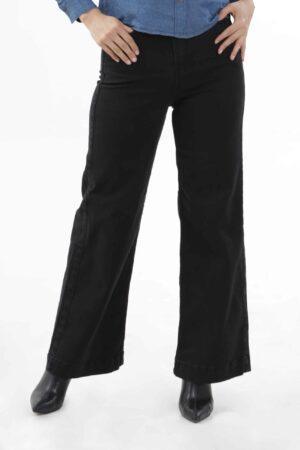 Vista frontal de jean de color negro con bolsillos de pierna ancha de marca lee