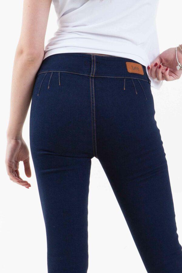 Vista posterior de jean estilo cropp de color azul de pierna ajustada de marca lee