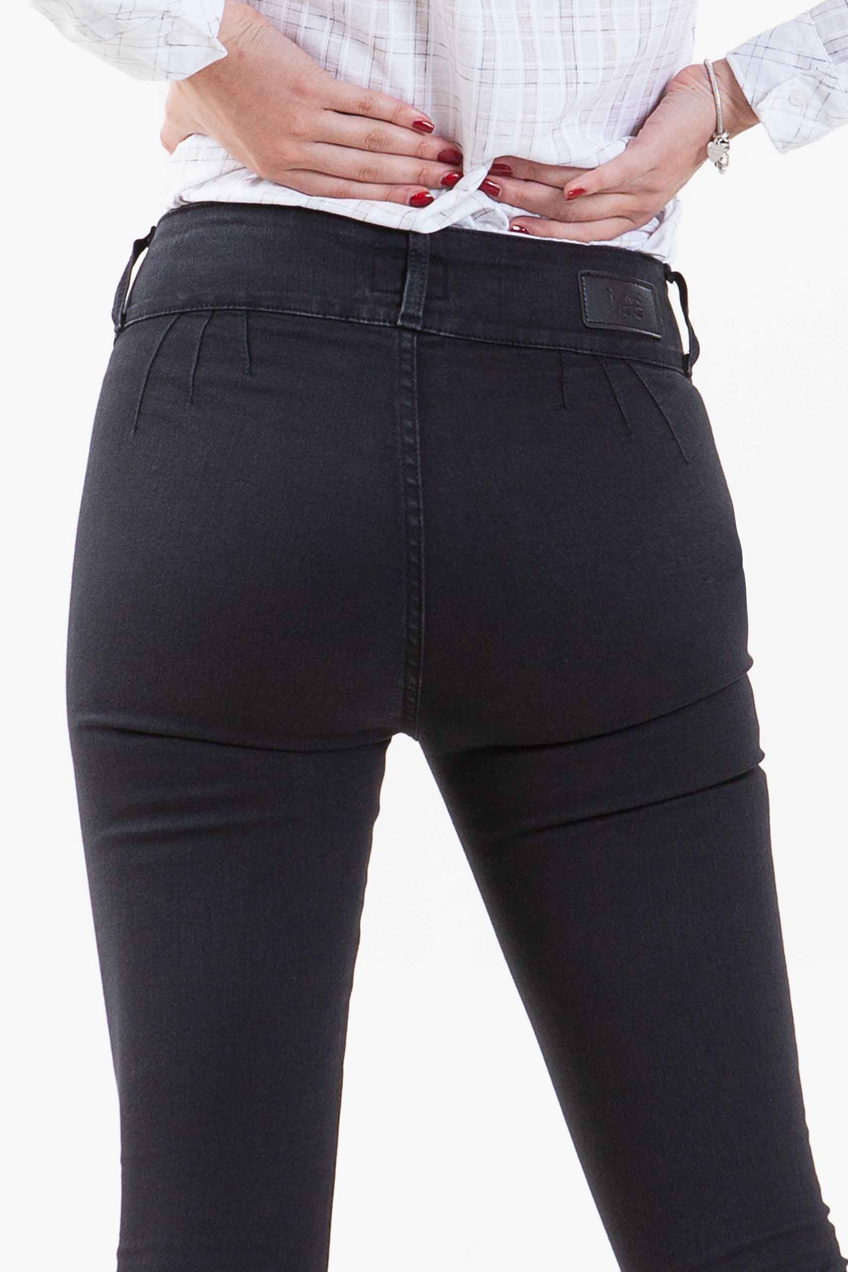 Vista posterior de jean de color negro de estilo cropp de pierna ajustada de marca lee