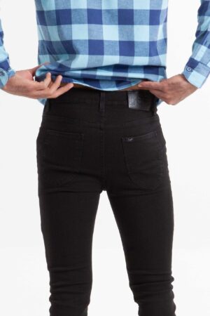 Vista frontal Jean de color negro de marca lee
