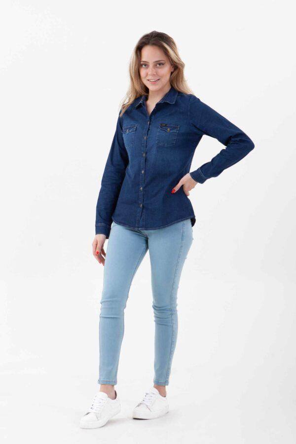 Vista frontal de blusa jean de color azul de marca lee