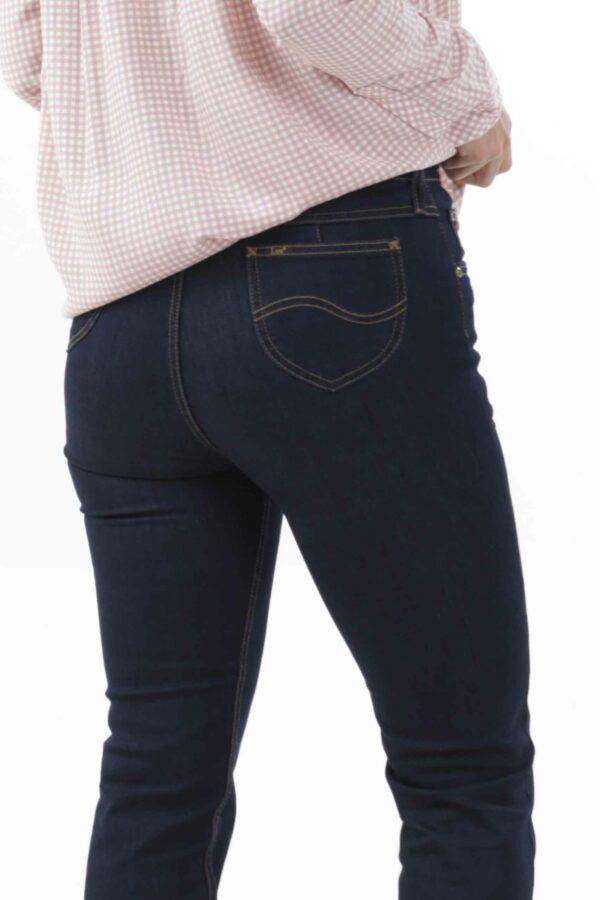 Vista posteirior de jean de color azul con bolsillos de marca lee