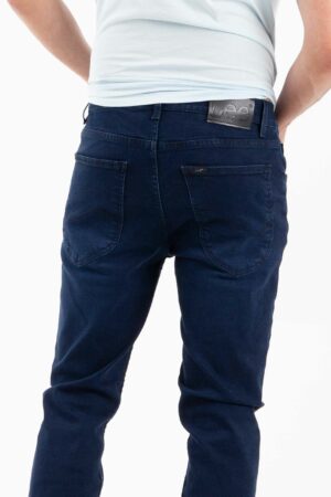 Vista posterior de jean color azul con dos bolsillos de corte ajustado de marca lee