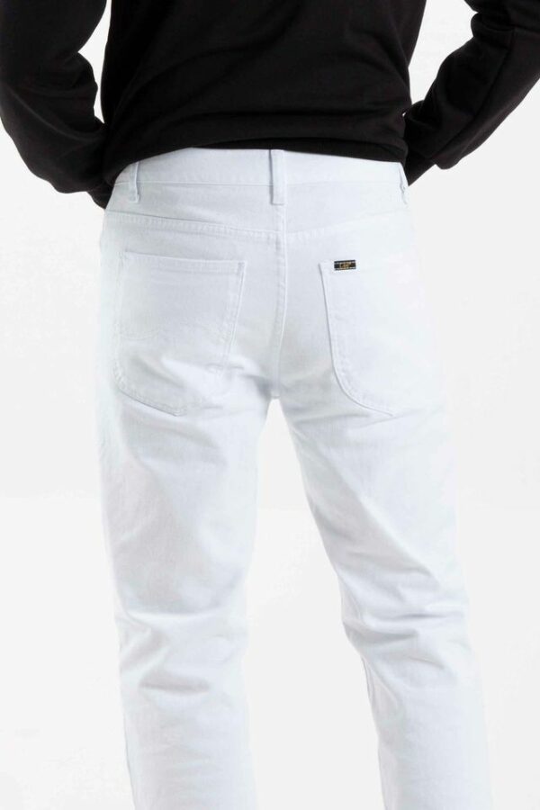 Vista posterior de pantalón de color blanco con bolsillos de marca lee