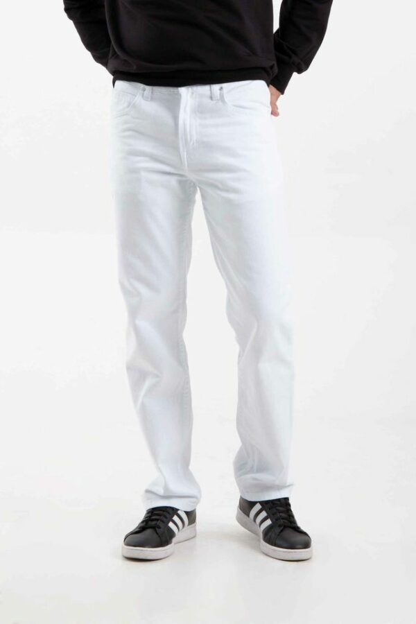 Vista frontal de pantalón de color blanco con bolsillos de marca lee